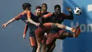 Bek Barcelona, Samuel Umtiti, berebut bola dengan Sergi Roberto, saat latihan jelang laga final Copa del Rey di Joan Gamper, Barcelona, Jumat (20/4/2018). Barcelona akan berhadapan dengan Sevilla. (AP/Manu Fernandez)