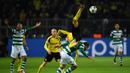 Pemain Borussia Dortmund, Marc Bartra, terjungkal saat berebut bola dengan pemain Sporting CP, Bas Dost, dalam laga Grup F Liga Champions di Signal Iduna Park, Rabu (2/11/2016) waktu setempat. (AFP/Patrik Stollarz)