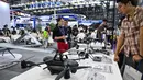Orang-orang mengunjungi stan Micro Multi Copter (MMC) selama Drone World Congress (DWC) di Shenzhen pada 21 Mei 2026. (HECTOR RETAMAL/AFP)
