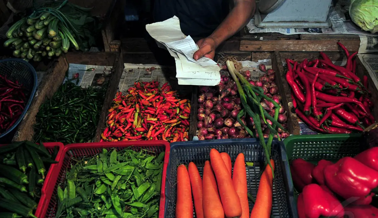 Komoditas cabai hijau dan sayur-mayur lainnya mengalami kenaikan rata-rata Rp 3.000 per kg pascakenaikan harga BBM, Jakarta, Selasa (18/11/2014). (Liputan6.com/Johan Tallo)