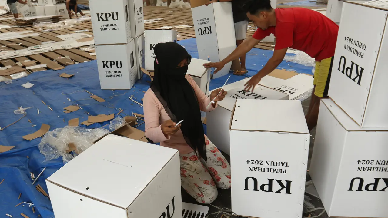 Proses perakitran kotak suara di Gudang Logistik KPU Banyuwangi (Istimewa)