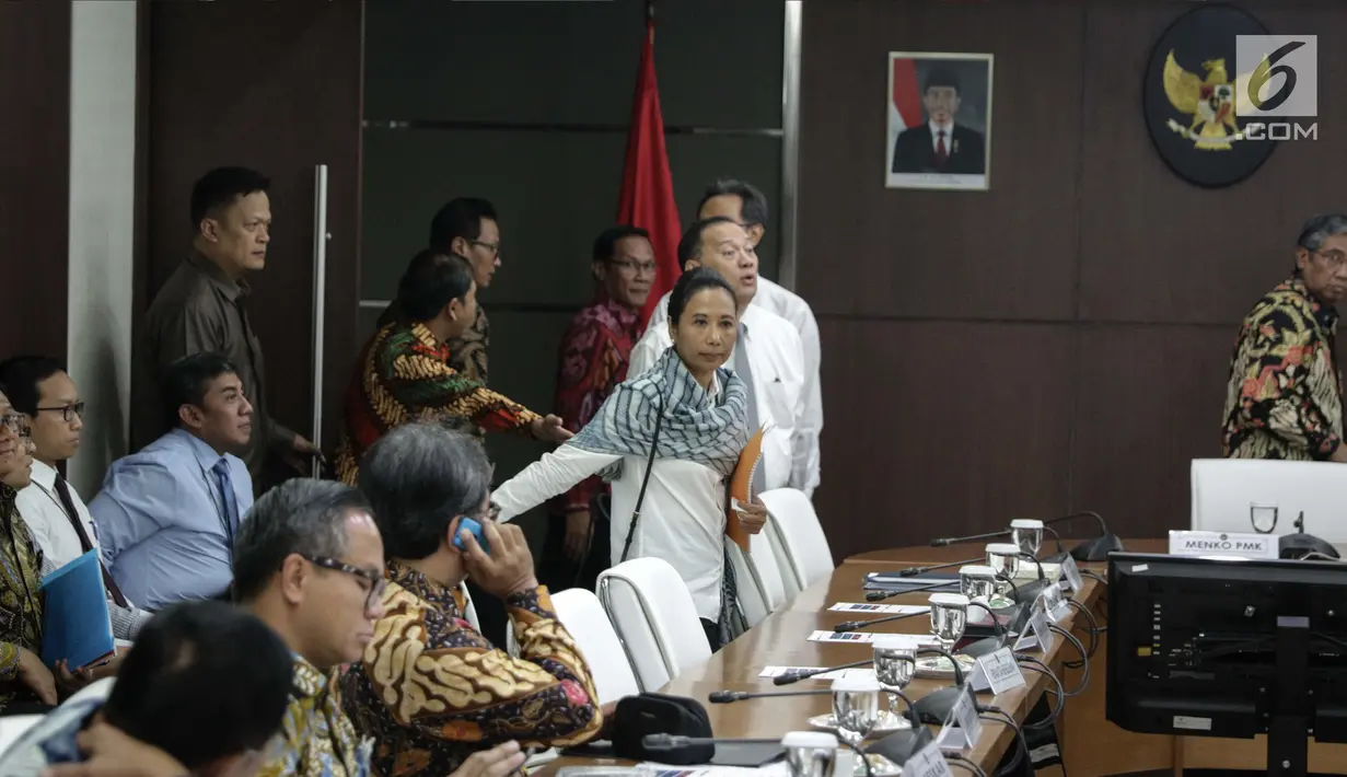 Menteri BUMN Rini Soemarno hadir saat mengikuti Rakor Tingkat Menteri di Kantor Kemenko PMK, Jakarta, Rabu (6/11). Rakor tersebut membahas tentang Evaluasi Pelaksanaan Program Rastra dan BPNT tahun 2017. (Liputan6.com/Faizal Fanani)