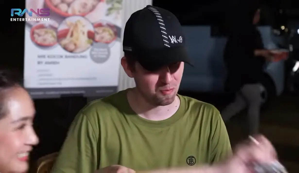 Alan Walker tampak tersenyum setelah mencicipi durian. Sedangkan Nagita tampak ngakak dan mengambilkan air mineral untuk Alan Walker. Momen tersebut diunggah melalui kanal Youtubenya berjudul NAGITA SHOCK TAPI NGAKAK!!ALAN WALKER BERANI HABISIN DURIAN, KUE CUBIT & AIR TEBU.. [Youtube/Rans Entertainment]