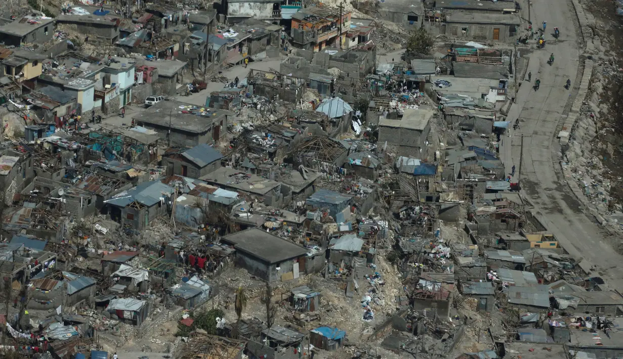 Rumah yang rusak akibat hantaman badai Matthew di wilayah pinggir pantai, Port-au-Prince, Haiti, Senin (10/10). Menurut Sekjen PBB, sedikitnya 1,4 juta orang membutuhkan bantuan darurat setelah badai Matthew menerjang Haiti (REUTERS/Carlos Garcia Rawlins)