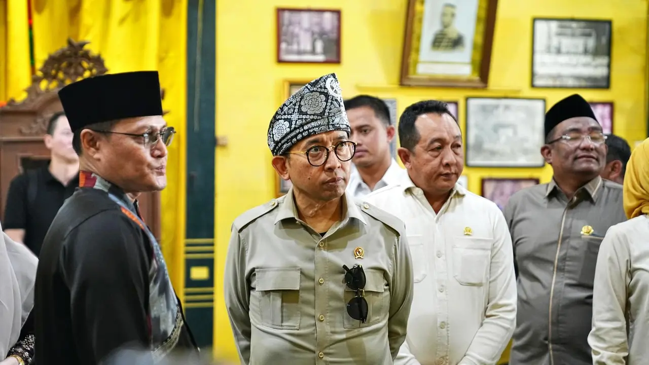 Menteri Kebudayaan Fadli Zon mengunjungi Istana Kadriah, Kesultanan Pontianak, Kalimantan Barat.