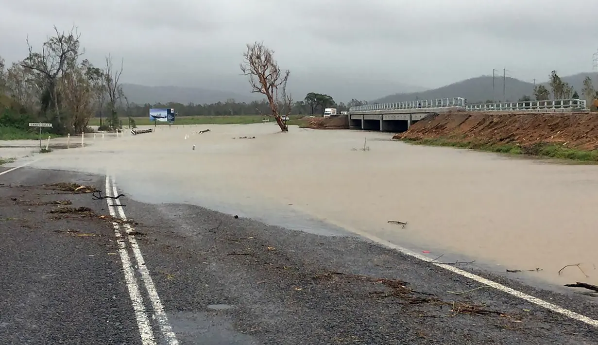 Kondisi jalanan yang terendam banjir usai topan Debbie menerjang daerah Bowen di Queensland, Australia, Rabu (29/3). Dilaporkan semua penerbangan dari dan ke Bandara Townsville serta Mackay dibatalkan. (AFP Photo / Queensland Police Service) 