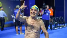 George Corones dari Australia menunjuk ke kolam Gold Coast Aquatic Centre di Gold Coast, Queensland (28/2). George Corones, berhasil memecahkan rekor dunia renang 50 meter dalam uji coba Commonwealth Games. (AFP/Swimming Australia)