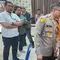 Wakapolres Metro Depok, AKBP Eko Wahyu Fredian memperlihatkan senjata tajam yang digunakan gangster untuk melukai korban. (Liputan6.com/Dicky Agung Prihanto)