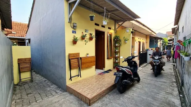 Desain Teras Rumah Gang Sempit agar Motor Tetangga Tetap Bisa Lewat
