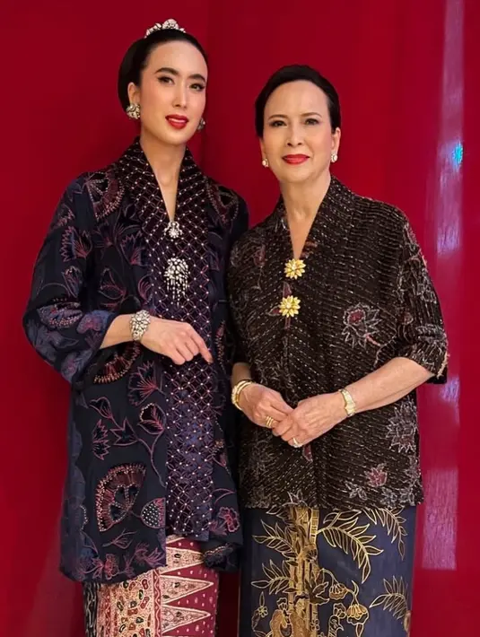 Di tahun 2023, kedua nya kompak mengenakan atasan dan bawahan batik. Atasan batik dihiasi dengan dua bros. [@widi.wardhana]