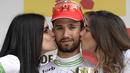 Pebalap Sepeda asal Prancis, Nacer Bouhanni (Cofidis Solution Credit)  menerima ciuman ucapan selamat saat memenangi seri pertama Tour of Catalonia cycling race di Calella, Senin (21/3/2016. (AFP/Josep Lago)