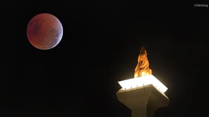 [Bintang] Netizen Ramai-ramai Pamer Foto Planet Mars yang Terlihat Saat Gerhana Bulan Terlama