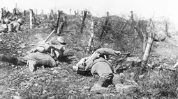 Pasukan Jerman memotong pagar kawat berduri saat berlangsungnya Perang Dunia I di lokasi yang tidak diketahui. Perang Dunia I terpusat di Eropa. (AP Photo, File)