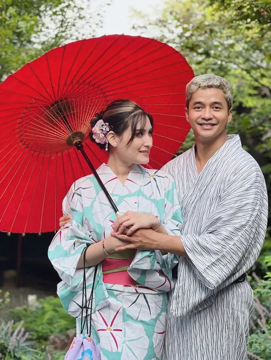 <p>Adly Fairuz dan Angbeen Rishi berfoto dengan pakaian tradisional Jepang. (Foto: Instagram/ angbeenrishi)</p>