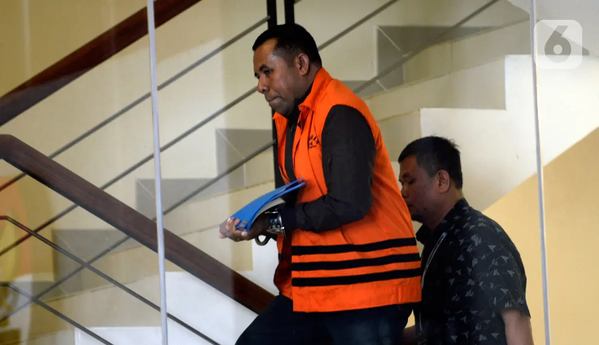 Kepala Bagian Unit Layanan Pengadaan nonaktif Sanadjihitu Sangadji (kiri) tiba di Gedung KPK, Jakarta, Senin (17/2/2020). Sanadjihitu Sangadji diperiksa sebagai tersangka terkait dugaan menerima suap proyek infrastruktur di Dinas PUPR Kabupaten Sidoarjo. (merdeka.com/Dwi Narwoko)