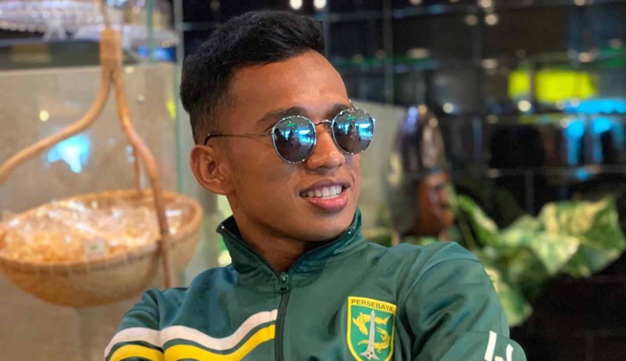 Beberapa momen, pencetak 8 gol dari 26 laga tersebut juga sangat trendi dengan kaca mata yang dikenakannya. Ditambah, senyum manis yang ditunjukkan Irfan, menunjukkan ia sangat menikmati saat-saat santai di luar lapangan. (Liputan6.com/IG/@irfanjayaij41)