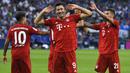 Striker Bayern Munchen, Robert Lewandowski, merayakan gol yang dicetaknya ke gawang Schalke pada laga Bundesliga di Veltins-Arena, Gelsenkirchen, Sabtu (24/8). Schalke kalah 0-3 dari Munchen. (AFP/Uwe Kraft)
