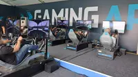 Penonton Formula E Jakarta 2022 bisa menjajal lintasan Jakarta e-Prix International Circuit melalui simulator yang tersedia di Gaming Arena. (Bola.com/Iqry Widya)