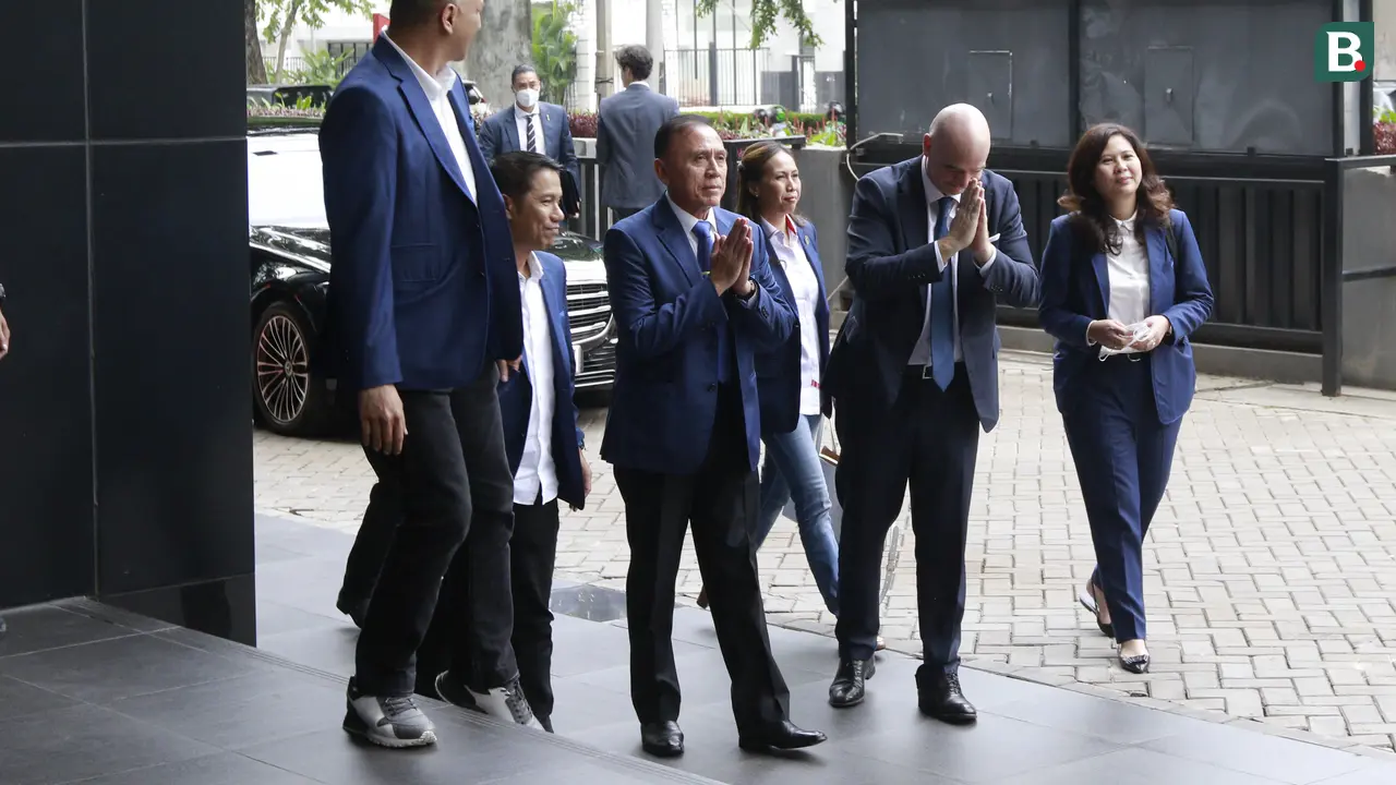 Foto: Presiden FIFA Lanjut Mengunjungi Kantor PSSI, Semobil Bareng Iwan Bule