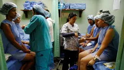 Pasien diperiksa sebelum menjalani operasi sterilisasi di sebuah rumah sakit di Caracas, 27 Juli 2016. Krisis ekonomi parah yang melanda Venezuela membuat banyak wanita memilih operasi sterilisasi untuk mencegah kehamilan. (REUTERS/Carlos Garcia Rawlins)
