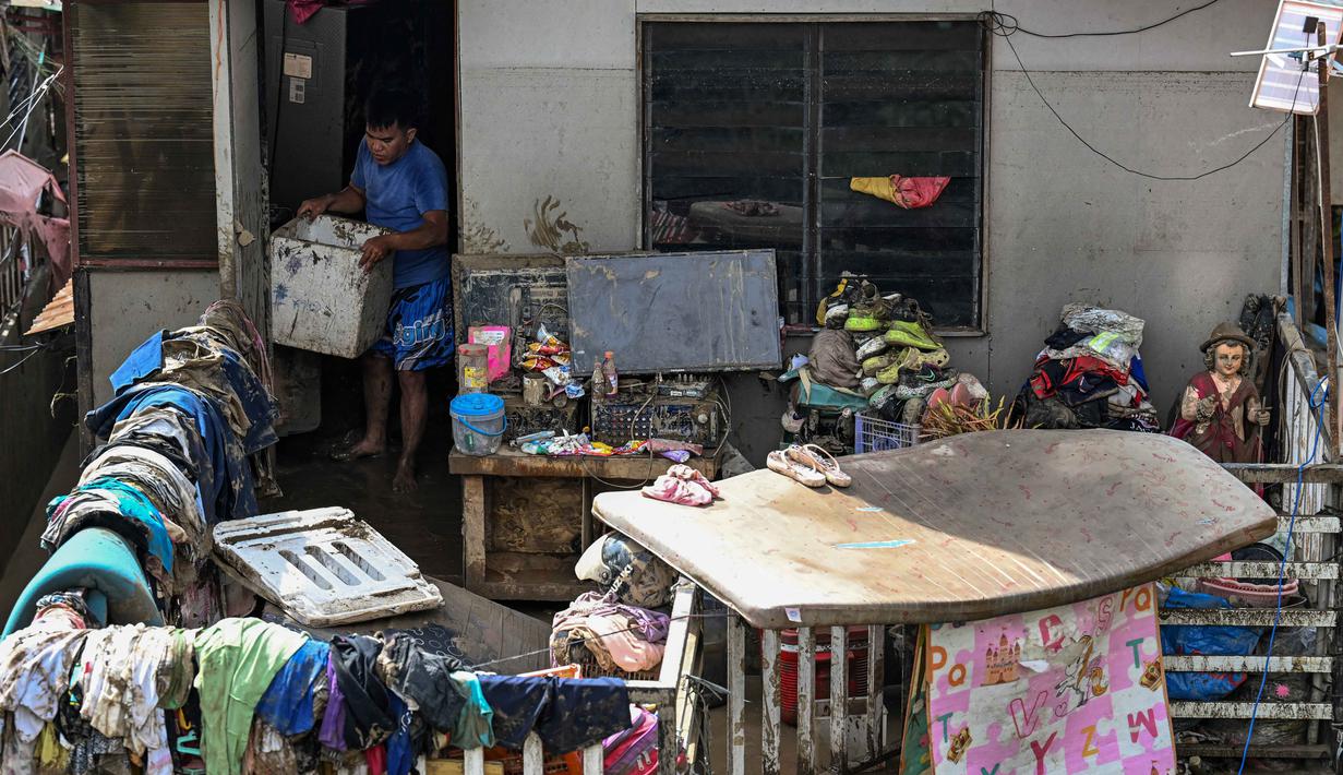 Warga membersihkan rumah-rumah mereka yang rusak akibat terjangan Topan Kalmaegi di Talisay, Provinsi Cebu, Filipina, pada Rabu 5 November 2025. Topan yang menghantam pada Selasa Selasa (4/11/2025) memicu banjir bandang dan meluapkan sungai-sungai, menenggelamkan kawasan padat penduduk. (Jam STA ROSA/AFP)