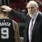 Pelatih San Antonio Spurs, Gregg Popovich memegang kepala Tony Parker usai timnya kalah dari Atlanta Hawks pada lanjutan NBA basketball game di Philips Arena, (01/01/2017). Atlanta menang 114-112. (AP/John Amis)