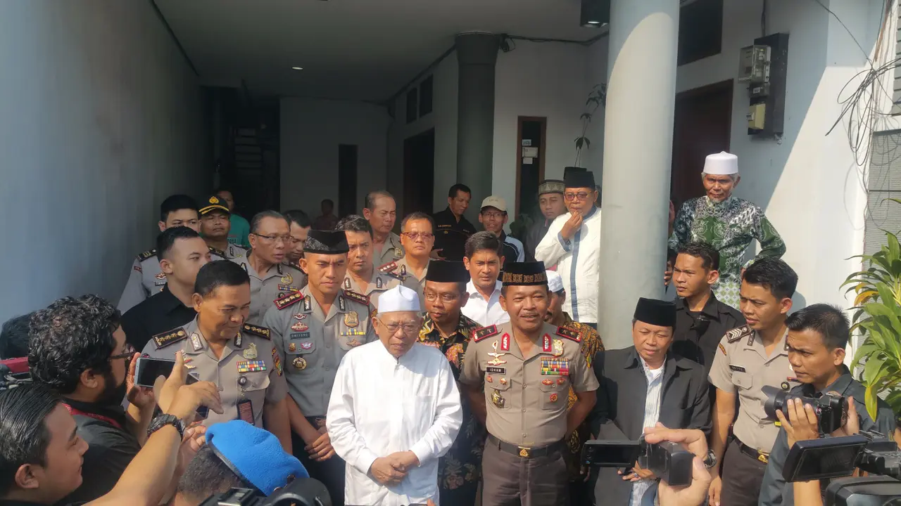 Kapolda Metro Jaya Irjen Idham Azis menyambangi kediaman Ketua Majelis Ulama Indonesia (MUI) Maruf Amin di kawasan Koja, Jakarta Utara 