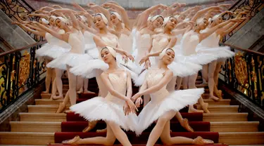 Penari Balet Shanghai menunjukkan koreografi di museum Bode di Berlin (29/11). Penayangan perdana Penari Balet Shanghai di Jerman tersebut akan berlangsung pada 1 Desember 2018. (AFP Photo/dpa/Britta Pedersen /Germany Out)