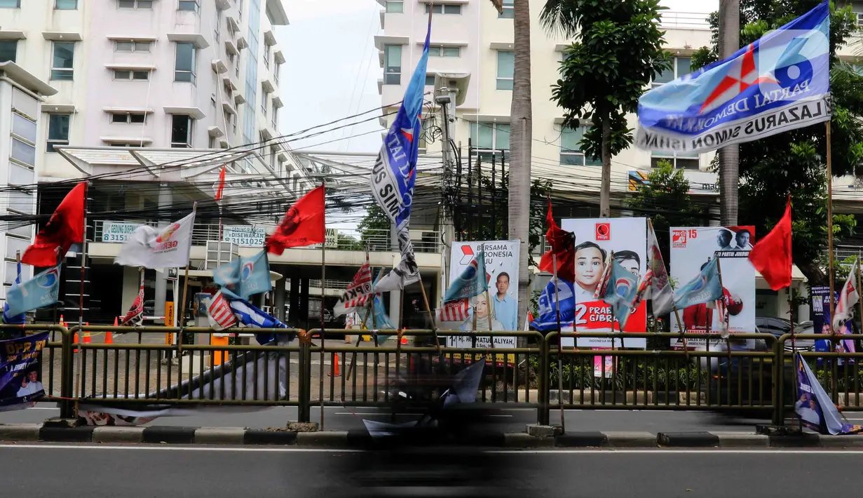 Tidak jarang ditemui bendera partai yang rusak terjatuh di jalan. (Liputan6.com/Herman Zakharia)