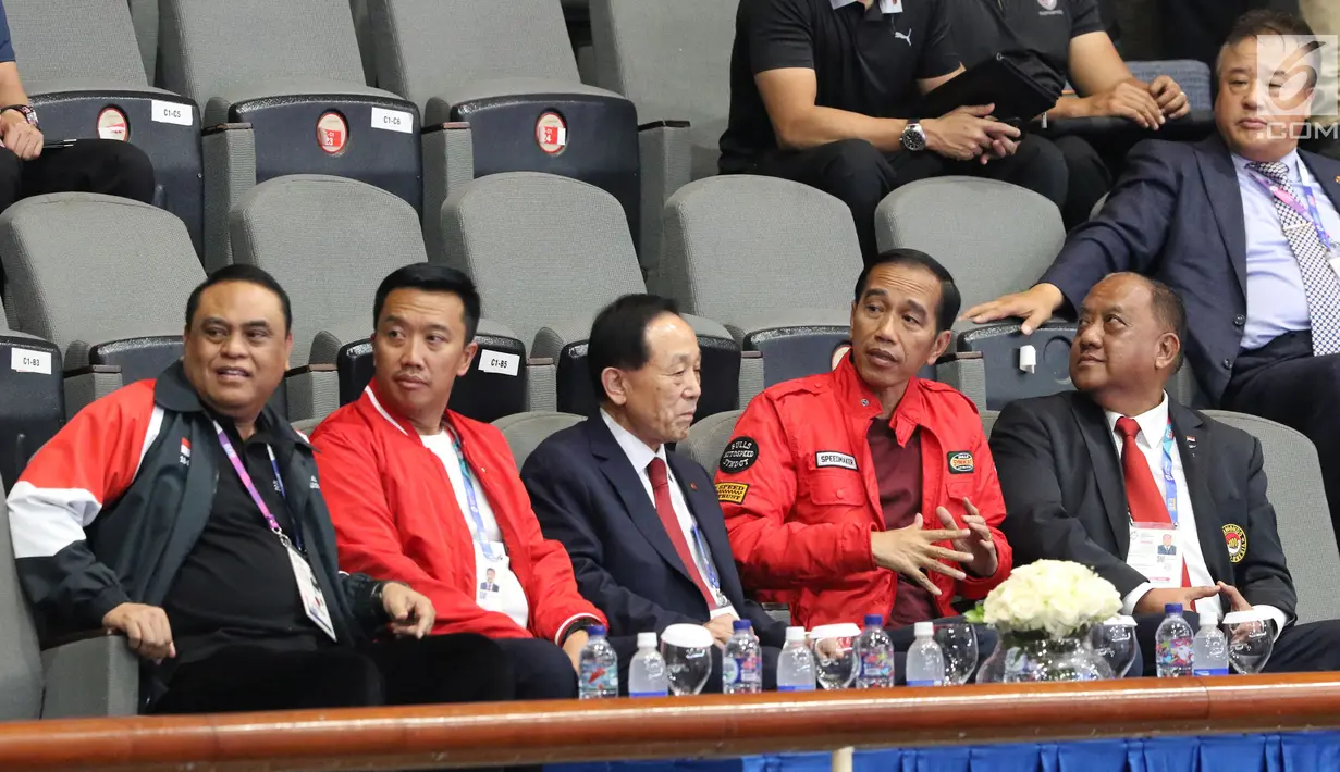 Presiden RI, Joko Widodo atau Jokowi (keempat kiri) menyaksikan langsung partai puncak Taekwondo Women Individual Poomsae di Jakarta Convention Center, Minggu (19/8). (Liputan6.com/Helmi Fithriansyah)