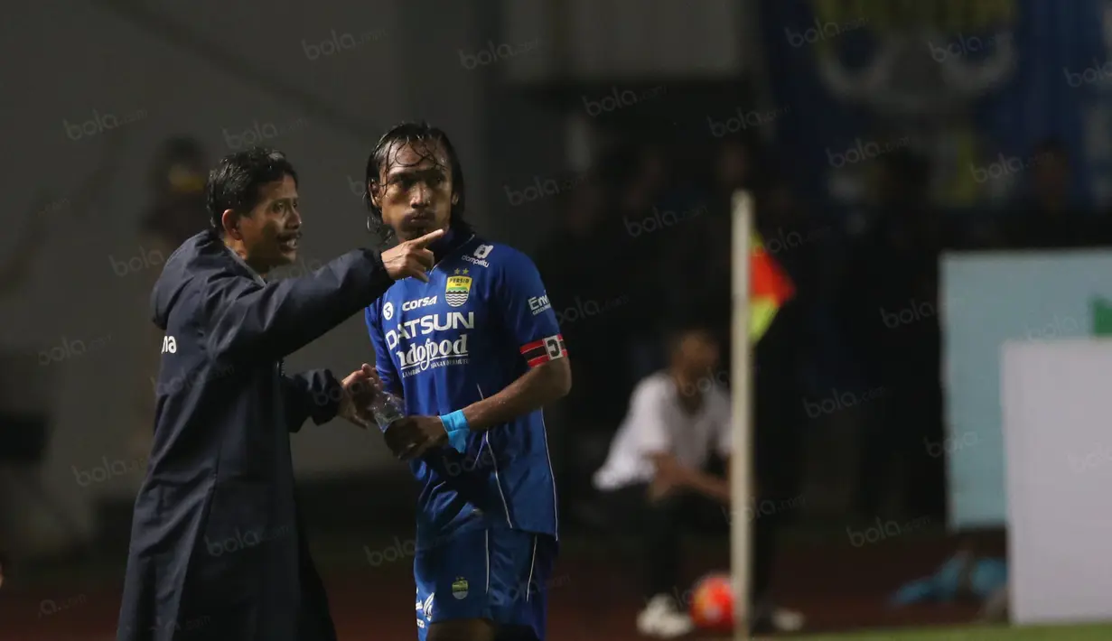 Haryono tengah serius mendengarkan arahan pelatih Persib Bandung, Djajang Nurjaman saat melawan PSM Makassar di Stadion Gelora Bandung Lautan Api, Bandung, Sabtu (2/7/2016). (Bola.com/Nicklas Hanoatubun)