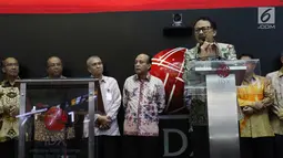 Dirut BEI, Tito Sulistio membuka perdagangan Indeks Harga Saham Gabungan (IHSG) di Jakarta, Kamis (13/7). Merayakan hari jadi yang ke 25, PT Bursa Efek Indonesia (BEI) mengundang komisaris dan direksi periode 1992 hingga 2017. (Liputan6.com/Angga Yuniar)