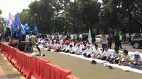 Massa Prabowo-Hatta Salat Jumat di Depan Gedung MK
