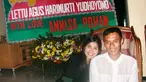 Ini adalah foto lawas Annisa Pohan dan AHY tahun 2004 ketika merayakan kenaikan pangkat AHY menjadi Letnan satu. Kirim papan bunga, bawa kue hingga tumpeng, Annisa Pohan dan AHY rayakan momen kenaikan pangkat ini secara sederhana di rumah dinas AHY. Jalani LDR karena AHY harus bertugas, wajah Annisa dan AHY tampak bahagia ketika akhirnya bisa bertemu. (Liputan6.com/IG/@annisayudhoyono)