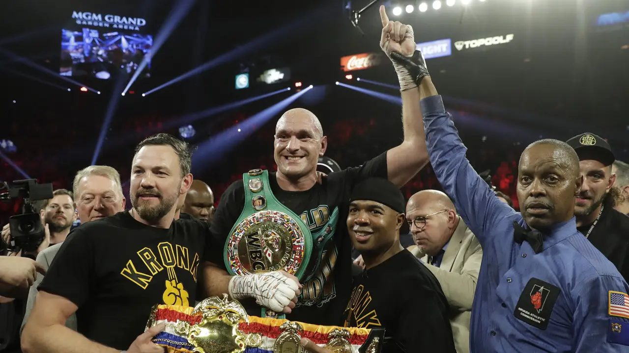 Hajar Deontay Wilder, Tyson Fury Rebut Gelar WBC