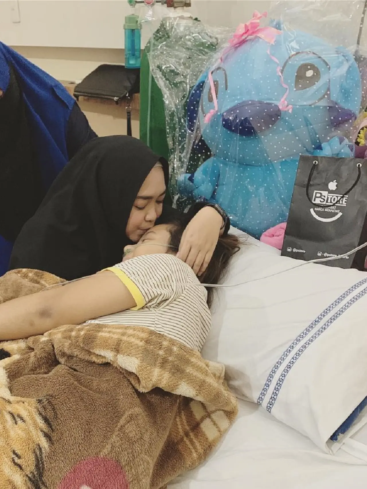 Air Mata Ria Ricis Berlinang Saat Menjenguk ABZ - Lifestyle Liputan6.com