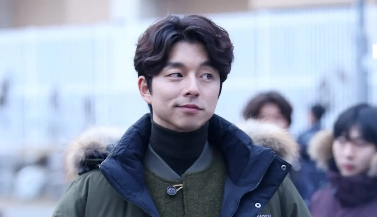 Hal itu terungkap dari tipe wanita idaman dari pemain film Train to Busan ini. Seperti yang dilansir dari Naver, Gong Yoo mengaku senang dengan wanita yang punya penampilan biasa saja. (Foto: Soompi.com)