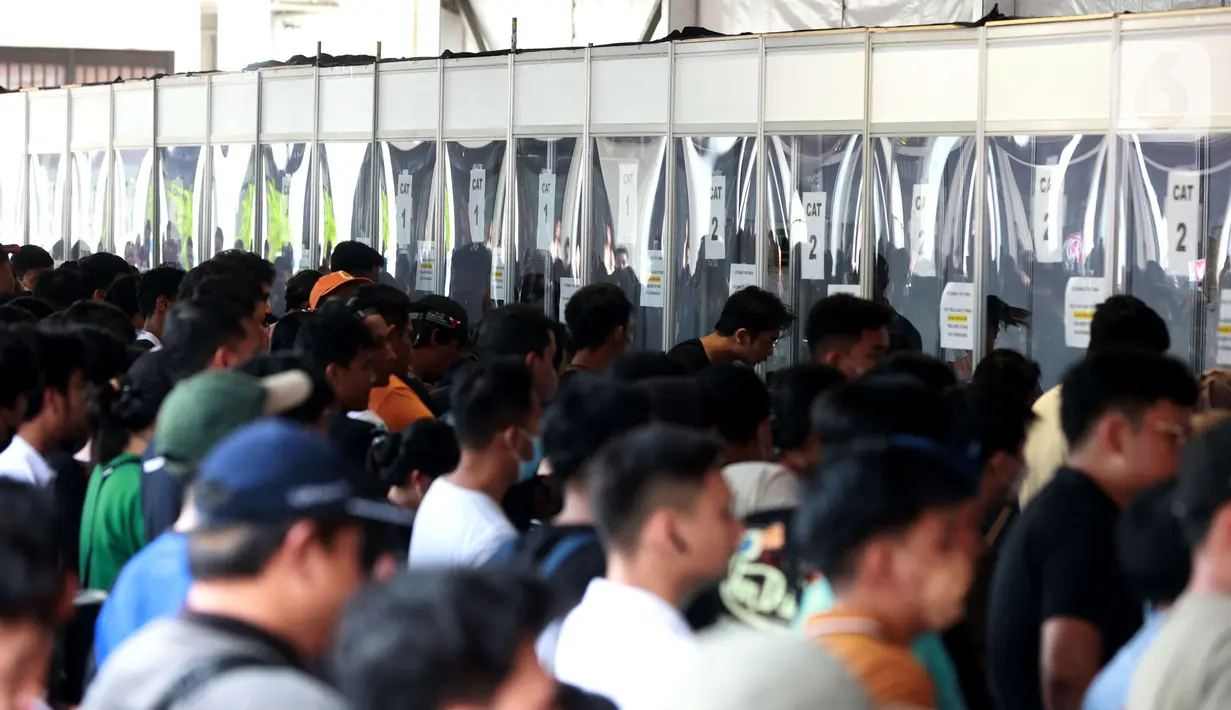 Penukaran tiket laga Timnas Indonesia vs Argentina sendiri dilakukan hingga esok hari, yakni Minggu 18 Juni 2023.  (Bola.com/M Iqbal Ichsan)