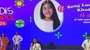Meisya Siregar membagikan beberapa foto Louisa saat malam Final. Saat memperkenalkan diri, Louisa mengenakan atasan blazer putih dengan motif bunga warna hitam dipadukan rok slit pendek dan sneakers putih. [@meisya__siregar]