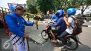 Pengendara motor saat masuk ke taman parkir Abu Bakar Ali Yogyakarta, (5/4). Sejak di gunakan untuk kawasan pendestrian,area parkir di Malioboro di pindahkan di Abu bakar Ali. (Liputan6.com/Boy Harjanto)