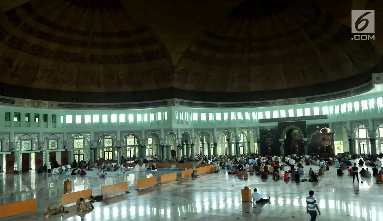 Suasana di dalam Masjid Raya Al-A'zhom saat Ramadan, Tangerang, Selasa (30/5) Masjid ini memiliki desain yang unik dengan lima kubah besar yang menjadi ciri khasnya. (Liputan6.com/Helmi Afandi)