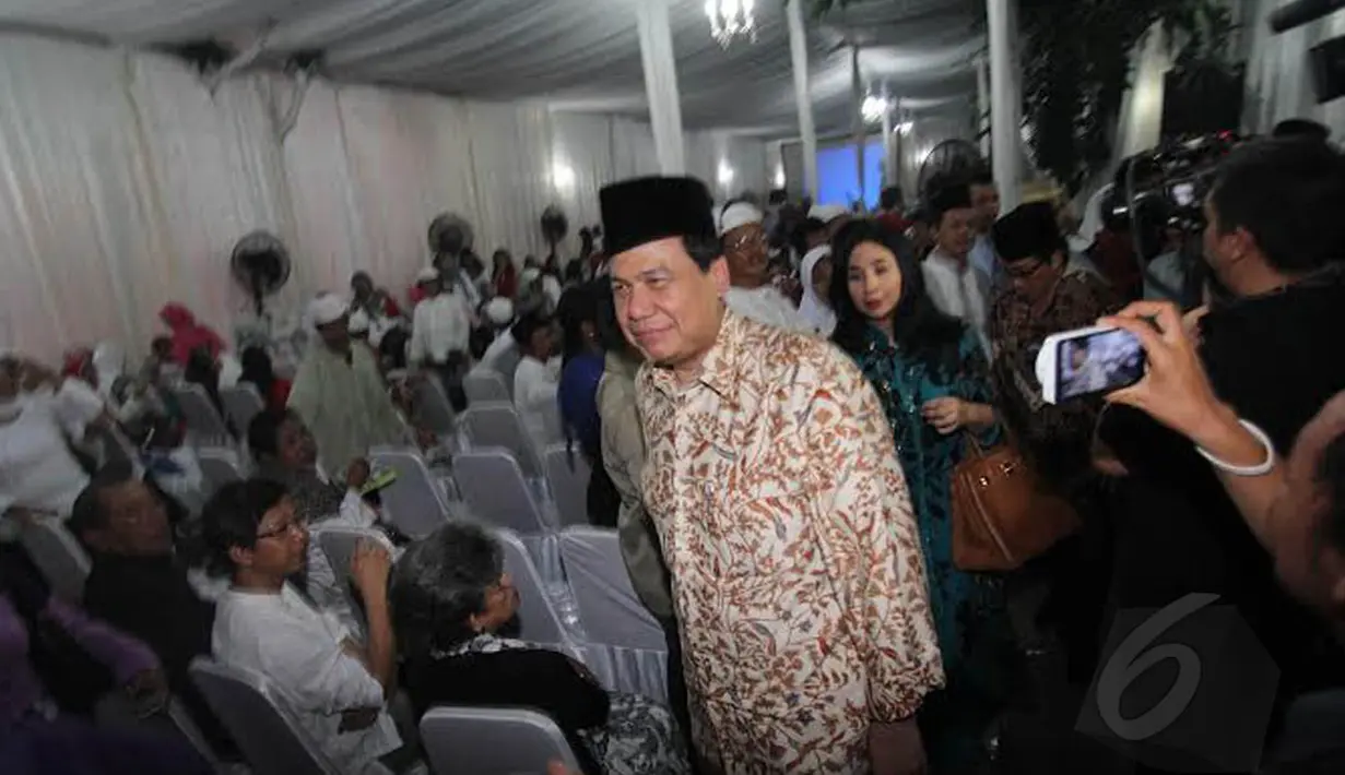Menko Perekonomian, Chairul Tanjung tampak tersenyum saat memasuki kediaman Megawati (Liputan6.com/Herman Zakharia)