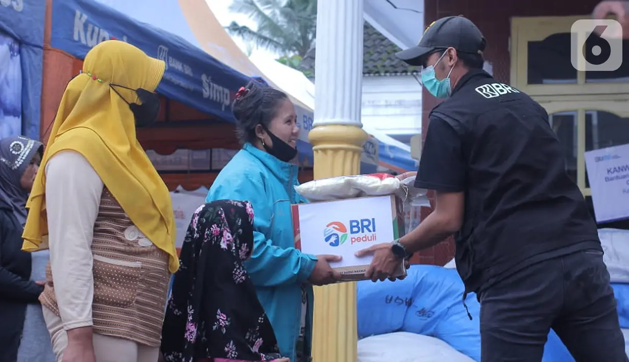Warga terdampak erupsi Gunung Semeru menerima bantuan dari BRI melalui CSR BRI Peduli di posko BRI Peduli Bencana Semeru Desa Penanggal,Kecamatan Candipuro, Lumajang (06/12/2021). Posko tersebut, Satuan Bencana BRI, Tim Elang, menyediakan tempat tinggal bagi warga. (Liputan6.com/HO/Humas BRI)