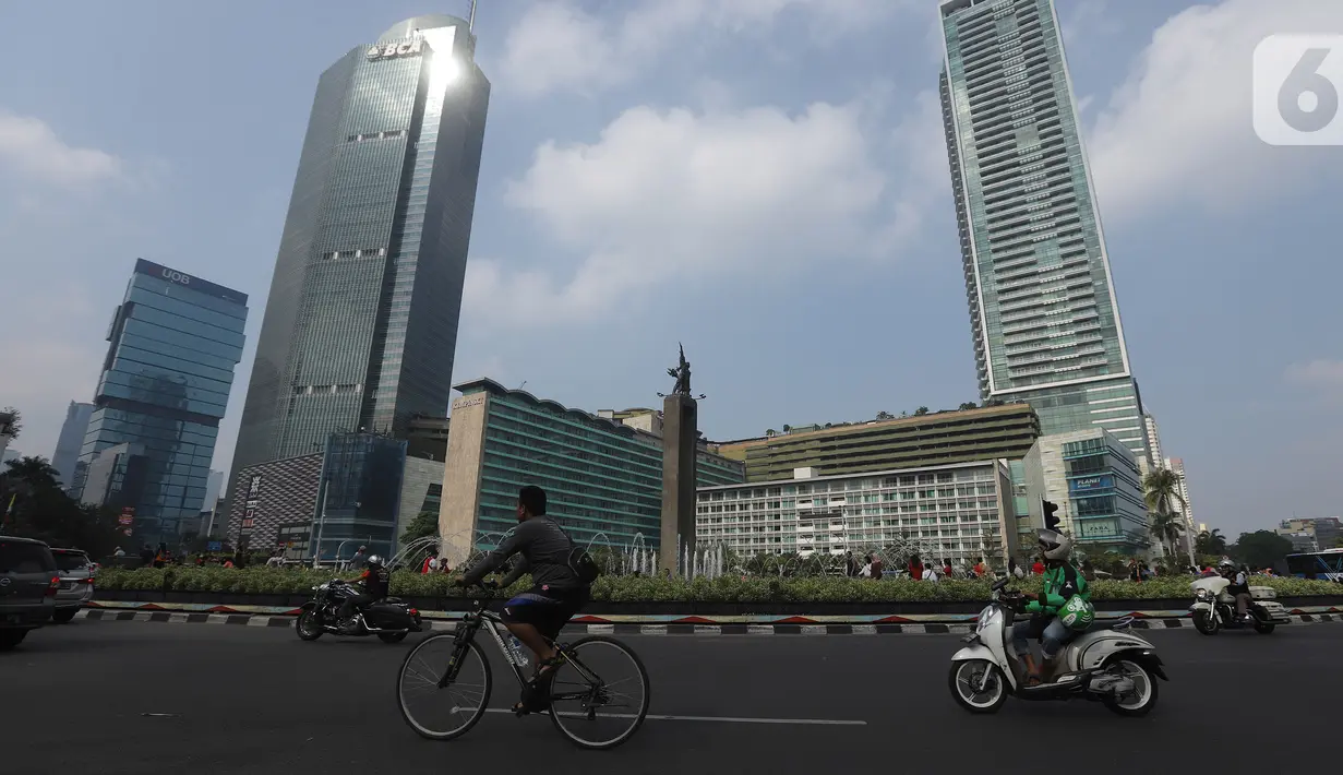 Suasana di kawasan Bundaran HI, Jakarta, Minggu (20/10/2019). Car Free Day (CFD) ditiadakan Minggu (20/10) ini dalam rangka pelantikan Presiden dan Wapres periode 2019-2024, Joko Widodo dan Ma'aruf Amin di Kompleks Parlemen, Senayan, Jakarta. (Liputan6.com/Herman Zakharia)