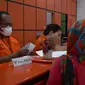 PT Pos Indonesia (Persero) menyalurkan bantuan sosial (bansos) Program Keluarga Harapan (PKH) dan sembako triwulan IV tahun 2023, di sejumlah daerah di Indonesia. Salah satunya, Kota Manado, Sulawesi Utara. (Dok. PT Pos Indonesia)