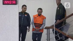 Ishfah Abidal Aziz alias Gus Alex ditahan KPK terkait kasus dugaan korupsi penentuan kuota haji di Kementerian Agama tahun 2023–2024. Tampak dalam foto, mantan Staf Khusus Menteri Agama (Menag) periode 2020-2024, Yaqut Cholil Qoumas, Ishfah Abidal Aziz alias Gus Alex (tengah) usai menjalani pemeriksaan di Gedung Merah Putih Komisi Pemberantasan Korupsi (KPK), Jakarta, Selasa (17/3/2026). (Liputan6.com/Helmi Fithriansyah)