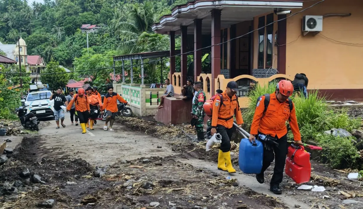 Dalam operasi tersebut, berbagai alut SAR dikerahkan guna mendukung penanganan darurat di lokasi terdampak. Tampak dalam foto, personel Badan Nasional Pencarian dan Pertolongan (Basarnas) Manado membawa sejumlah alat yang diperlukan guna membantu operasi pencarian dan pertolongan korban bencana banjir bandang di Kabupaten Kepulauan Siau Tagulandang Biaro, Provinsi Sulawesi Utara, Selasa 6 Januari 2026. (Foto: Basarnas)
