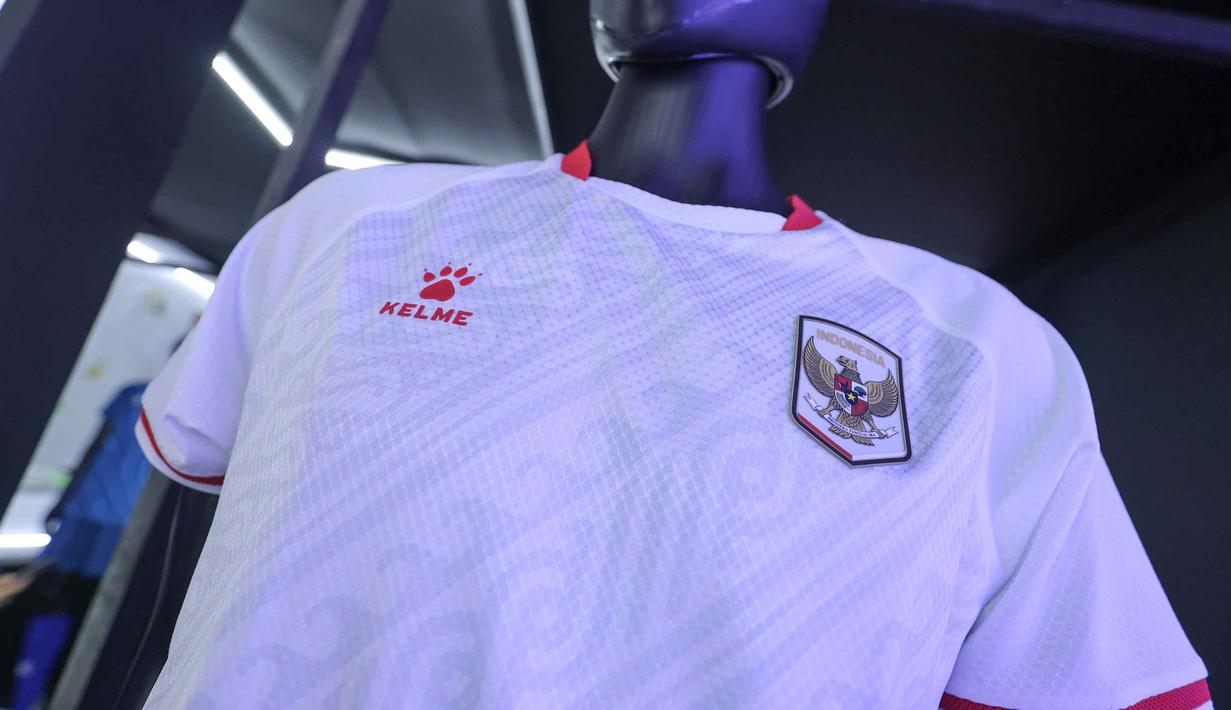 . CEO Kelme Indonesia, Kevin Wijaya mengatakan bahwa jersey Timnas Indonesia baik kandang dan tandang terinspirasi dar warisan sejarah sepak bola Indonesia. Tampak dalam foto, jersey tandang terbaru Timnas Indonesia di Plaza Utara Stadion Utama Gelora Bung Karno (SUGBK), Jakarta, Kamis (12/3/2026) malam. (Bola.com/Bagaskara Lazuardi)