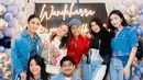 Febby Rastanty juga hadir mengenakan denim on denim dari atasan kemeja lengan pendek dan celana panjang. [@marlenehariman]