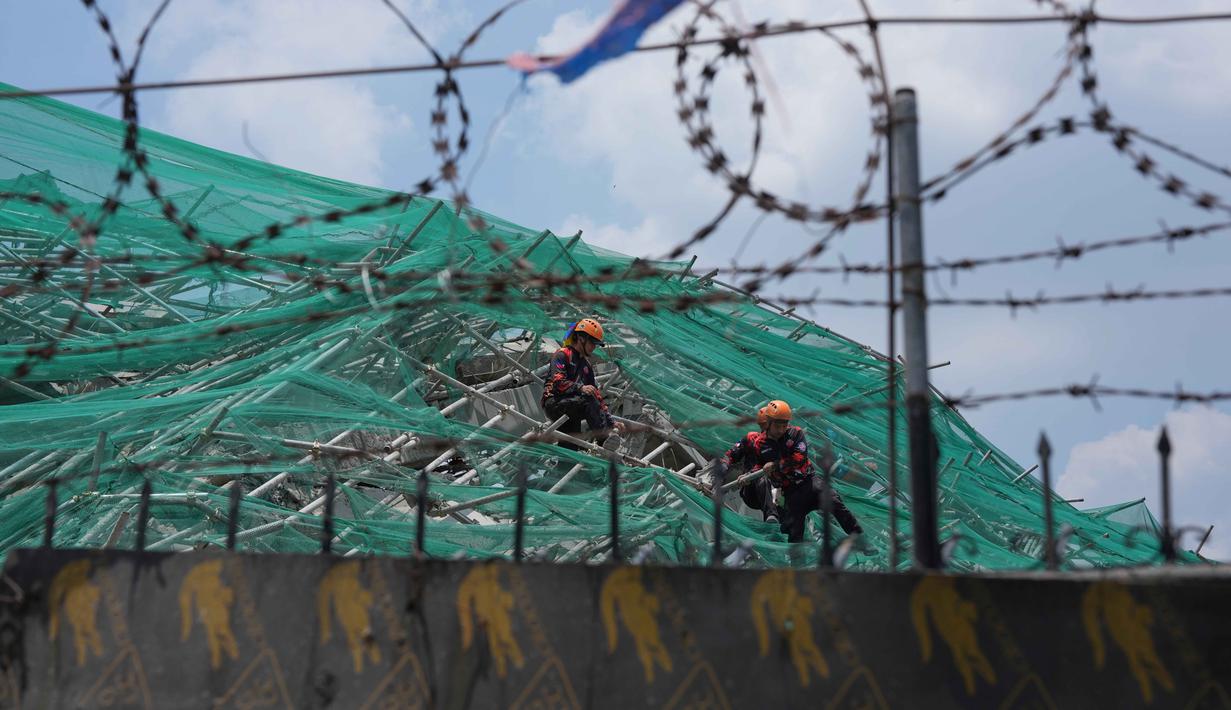 Tim penyelamat melanjutkan operasi pencarian di sebuah bangunan yang runtuh di mana beberapa orang diyakini terjebak di kota Angeles, provinsi Pampanga, Utara Manila, Senin 25 Mei 2026. (AP Photo/Aaron Favila)